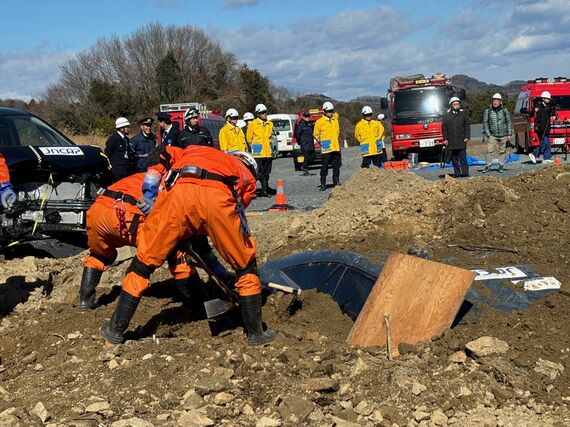 土石流の発生を想定した救助訓練では土に埋まった車体を掘り起こした（筆者撮影）