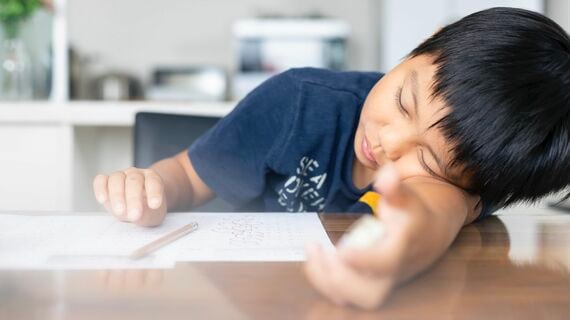宿題をサボる男の子
