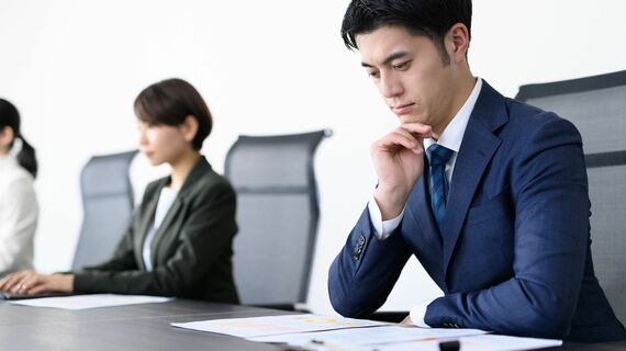 考え込むビジネスパーソン