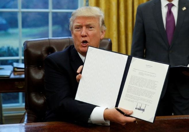 トランプ氏､｢TPP離脱｣の大統領令に署名