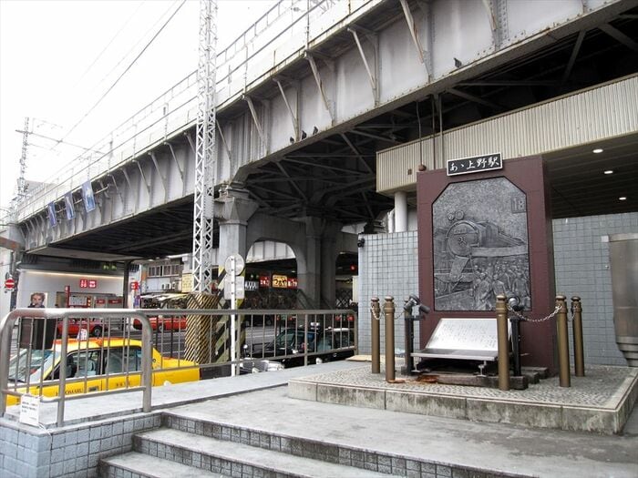 上野駅（写真は「あゝ上野駅」の碑）