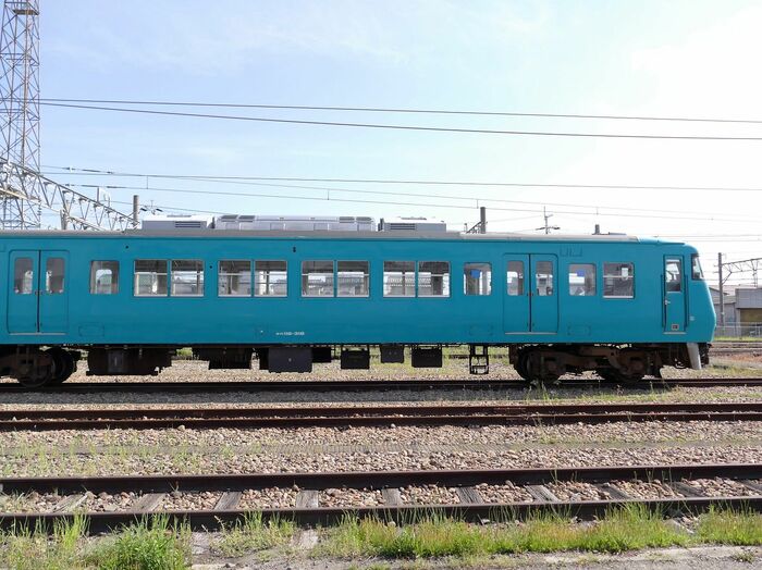117系の側面。客室ドアは片側に2カ所あった