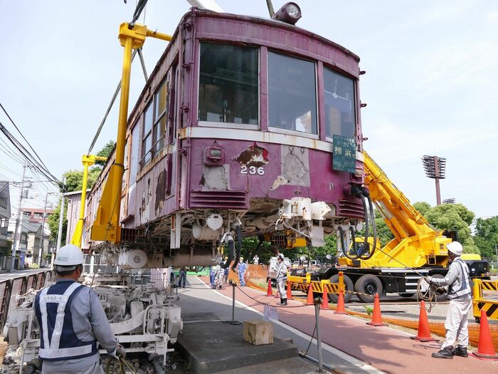 川口市の青木町公園からデハ230形を搬出する作業