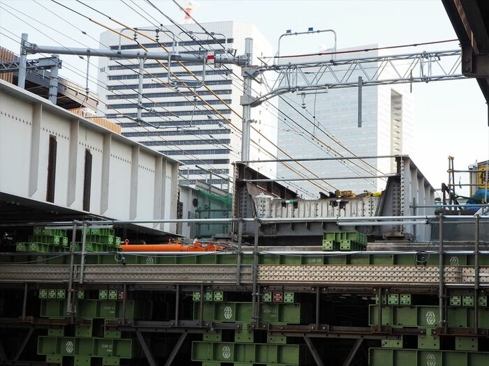 従来の線路（右）の位置から桁を左に5.6m移動した
