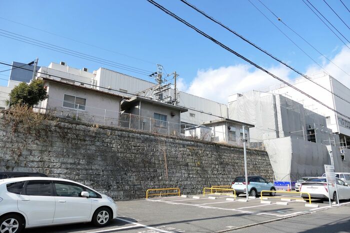 駅東側は大谷石の擁壁