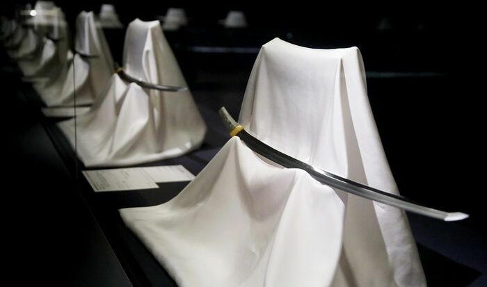 凜々しく並ぶ刀剣