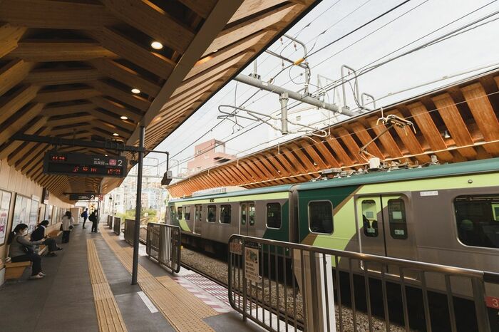 戸越銀座駅も旗の台駅同様に木材を使った