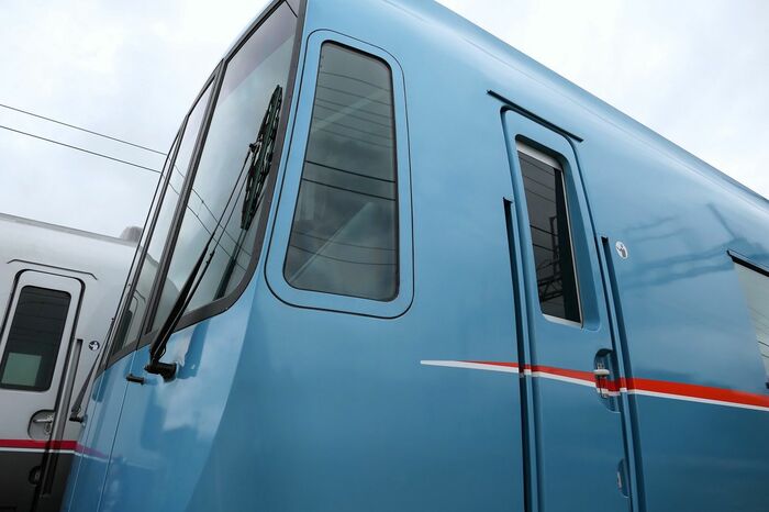 前面窓と側面窓の間の柱は非常に細い