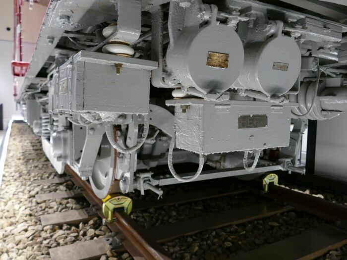 台車や床下機器もピカピカになった