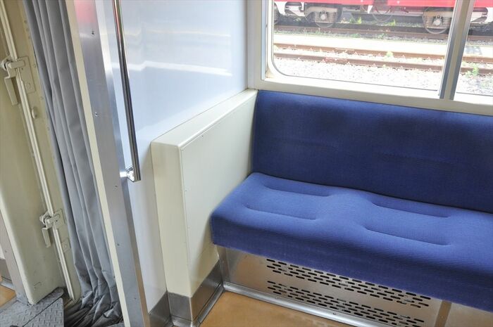 鋼製車はかつて連結面にも窓があったが