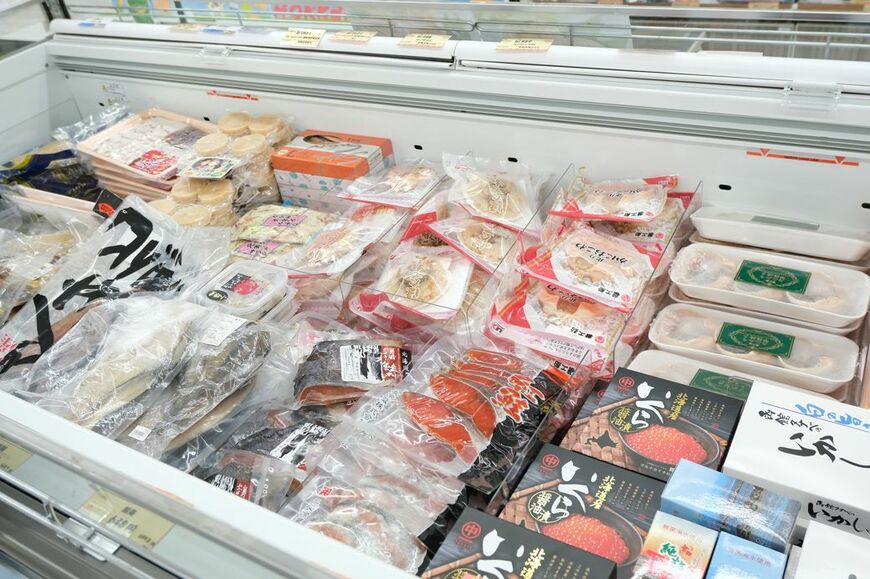 冷凍コーナー。種類が豊富で夜ご飯に食べたくなる（写真：筆者撮影）