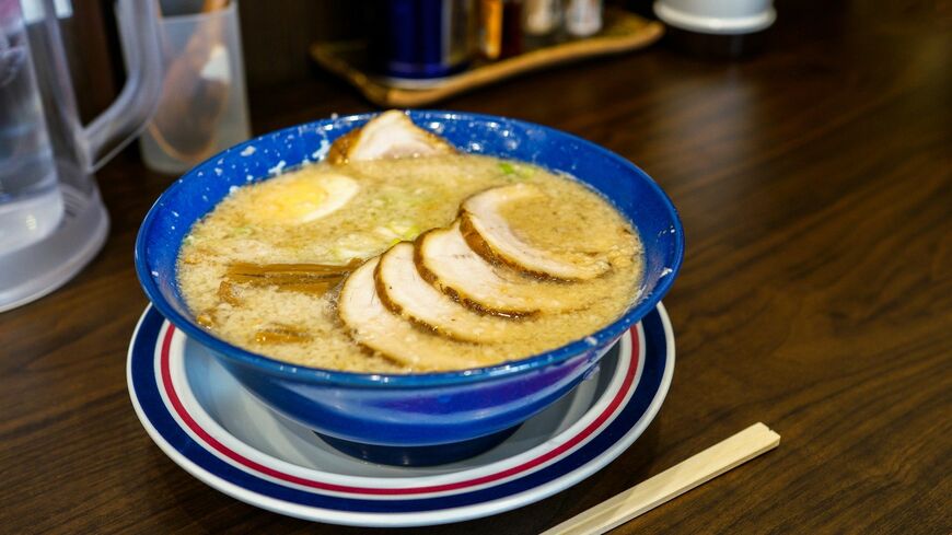 ラーメンの「背脂」増量や無料サービスをめぐり、激しい議論が起きている（写真はイメージです／写真：kuri2000／PIXTA）