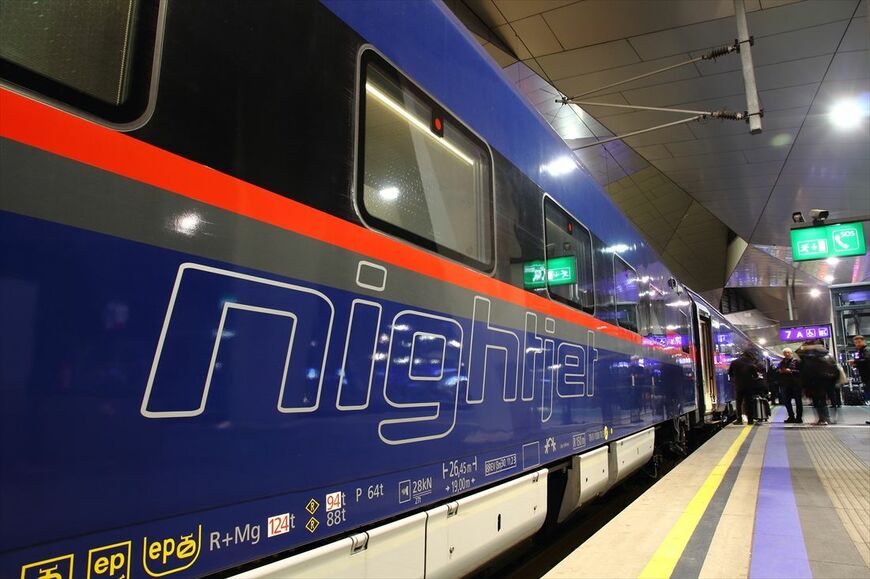 ウィーン中央駅に停車中の新型夜行列車「ナイトジェット」