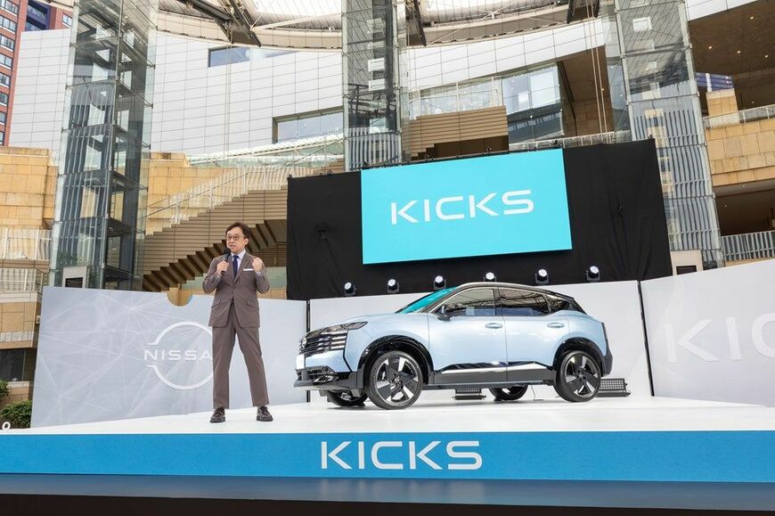 2026年6月18日に発売した日産の新型「キックス」と、その発表会の様子（写真：日産自動車）
