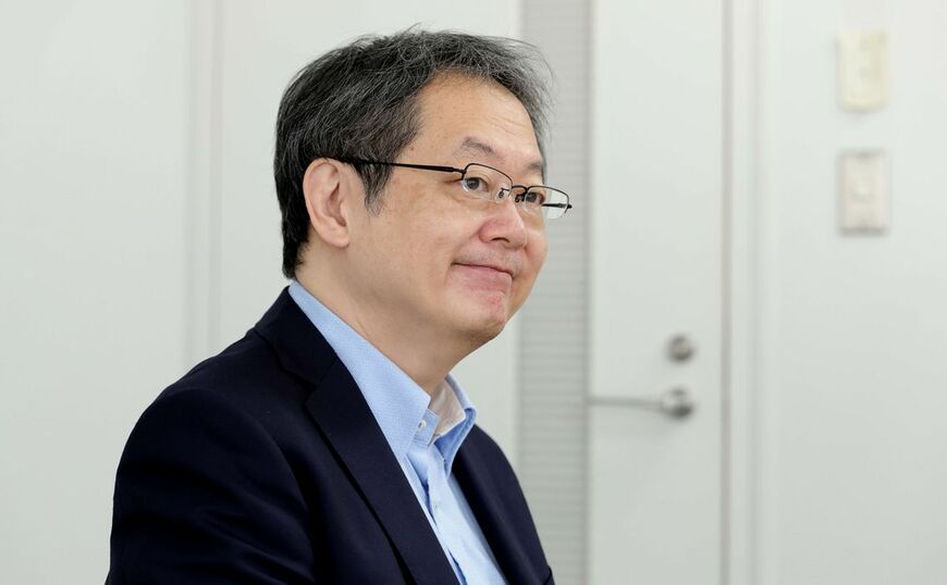 守屋淳。作家。1965年東京生まれ、早稲田大学第一文学部卒業。『論語』『孫子』『韓非子』『老子』『荘子』『貞観政要』などの中国古典の教えを現代にどう活かすか、また実際にそれらを活かして成果をあげた歴史上の人物を専門とする。2018年4～9月トロント大学倫理研究センター客員研究員。グロービス経営大学院アルムナイスクール特任教授。著訳書に、『現代語訳 論語と算盤』（70万部超）、『「論語」がかわれば日本がわかる』（以上、ちくま新書）、『詳解全訳 論語と算盤』『（訳・注解、筑摩書房）、『最高の戦略教科書 孫子』（20万部）、『勝負師の条件』（以上、日本経済新聞出版）、『組織と権力の教科書 韓非子』（日経ビジネス人文庫）などがある（撮影：尾形文繁）