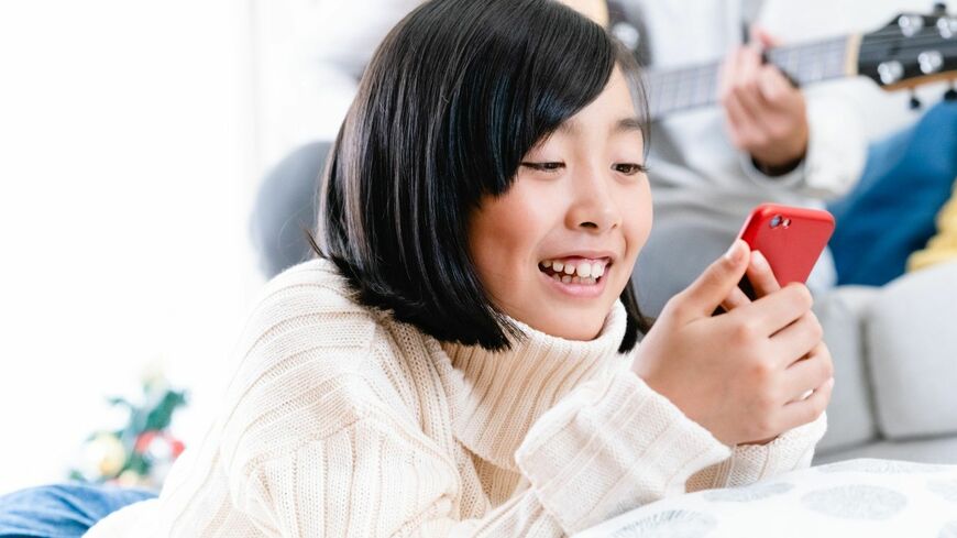 日常生活にかかせないスマホですが、子どもにスマホを持たせる時期については悩ましいところです（写真：nonpii／PIXTA）