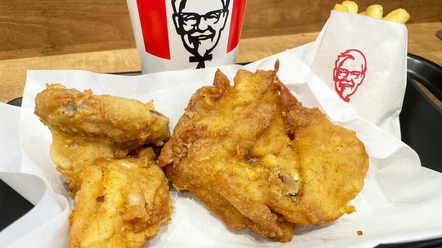 ケンタッキー・フライド・チキンのオリジナルチキンセット（840円）。軟らかい肉と旨味あふれる衣が特徴で、チキンの部位指定はできないが、どの部位も人気が高い（筆者撮影）