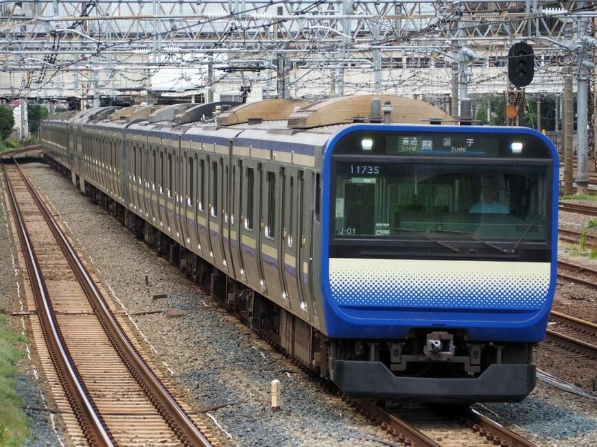 鶴見付近を走る横須賀線の逗子行き電車。横須賀線・総武快速線は東京都心を貫いて神奈川と千葉を結ぶ大動脈だ（記者撮影）