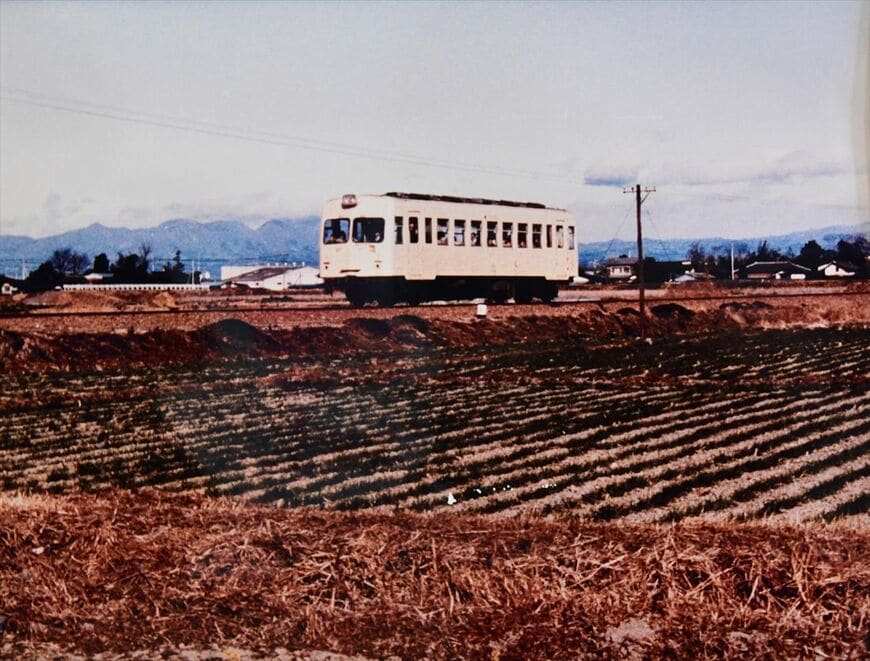 野焼き後の田んぼの中を行く東武熊谷線のディーゼルカー、キハ2000形（写真提供：熊谷市）
