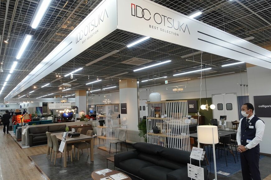 家具も扱うライフセレクトの店内には、大塚ブランドの中高価格帯商品も数多く並ぶ