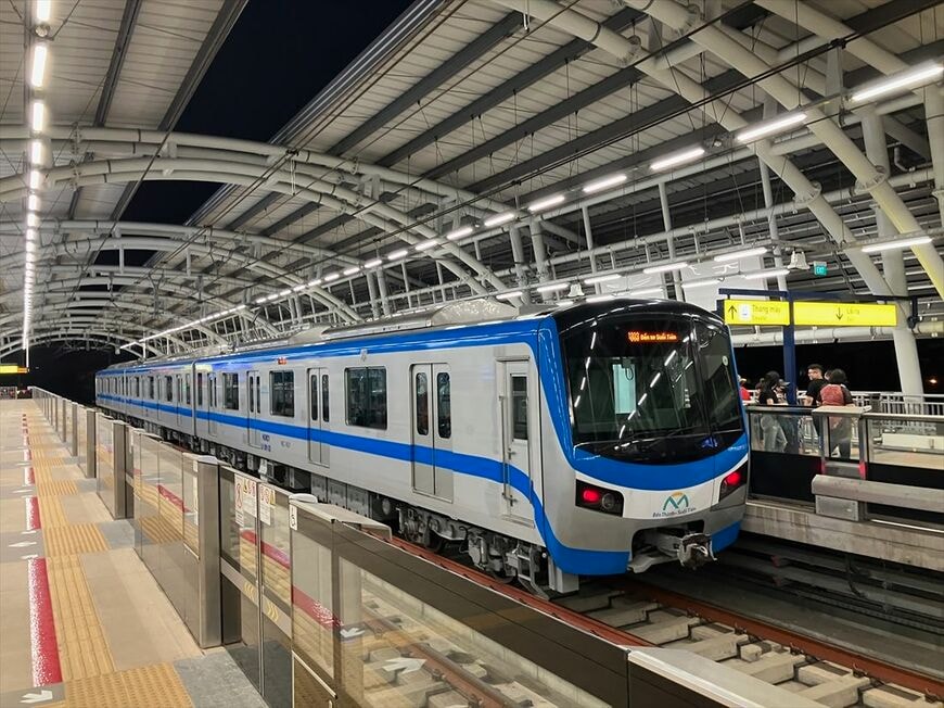 ホーチミンメトロ1号線の電車＝フオック・ロン駅にて（筆者撮影）