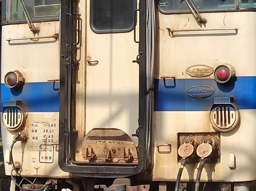 歴史を刻んだキハ140形の車体。右側の尾灯の横に「新潟鉄工所 昭和55年」の銘板がある（筆者撮影）