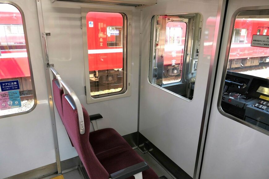 展望席は側面にも窓がある（記者撮影）