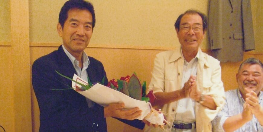 司法試験合格の報を聞いて、ジャーナリストの人たちが祝ってくれた（写真：加藤裕治さん提供）