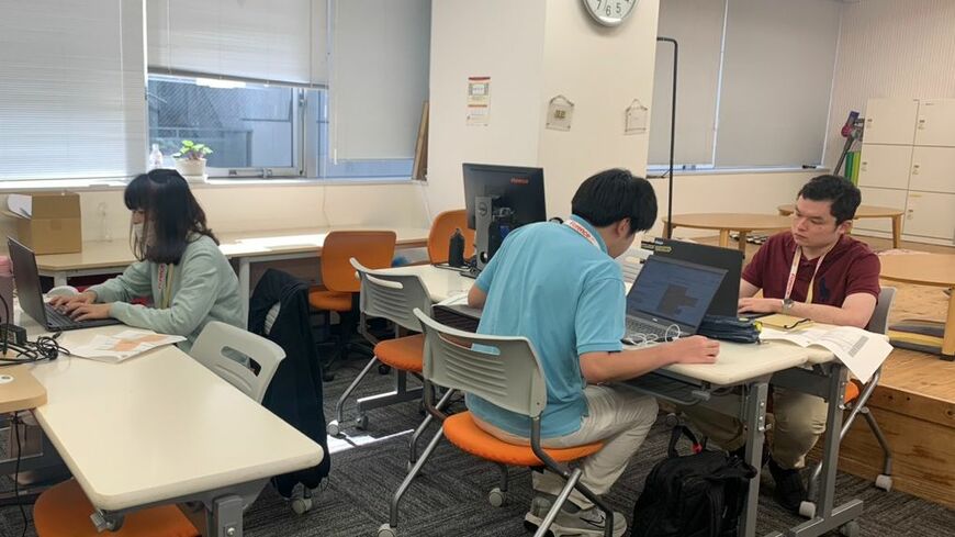 フローレンス「オペレーションズチーム」では肢体不自由の学生のインターンを受け入れている、会社備品の管理や貸し出し受付、文書管理、ファイリング、データ入力などをこなす（写真：筆者撮影）