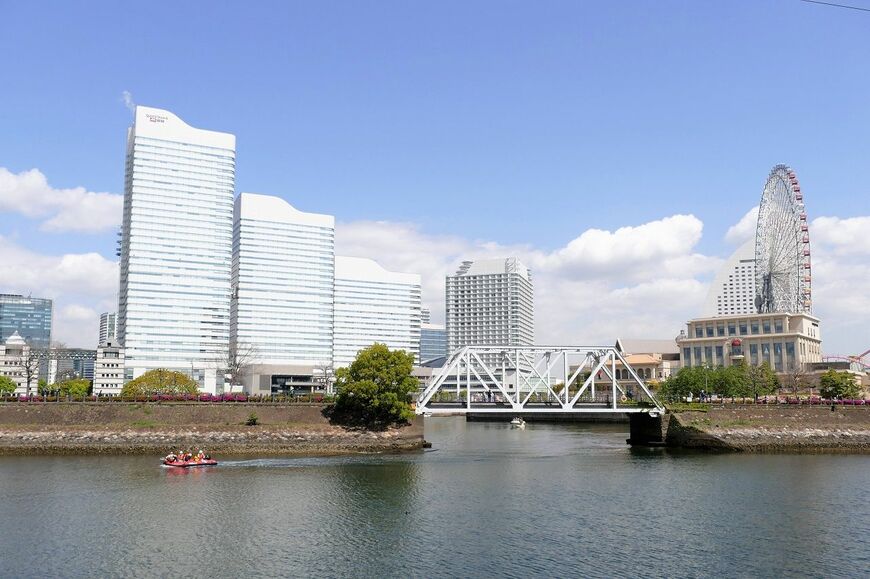 救助要員を乗せ現場に向かう運営会社のゴムボート（記者撮影）