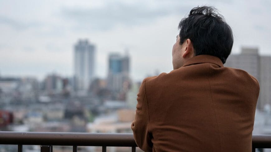 長内真人さん（仮名・57歳）は、生活能力がない父親の元で生まれ育ち、苦労の絶えない日常を送ってきた（写真はイメージです）（写真：jessie／PIXTA）