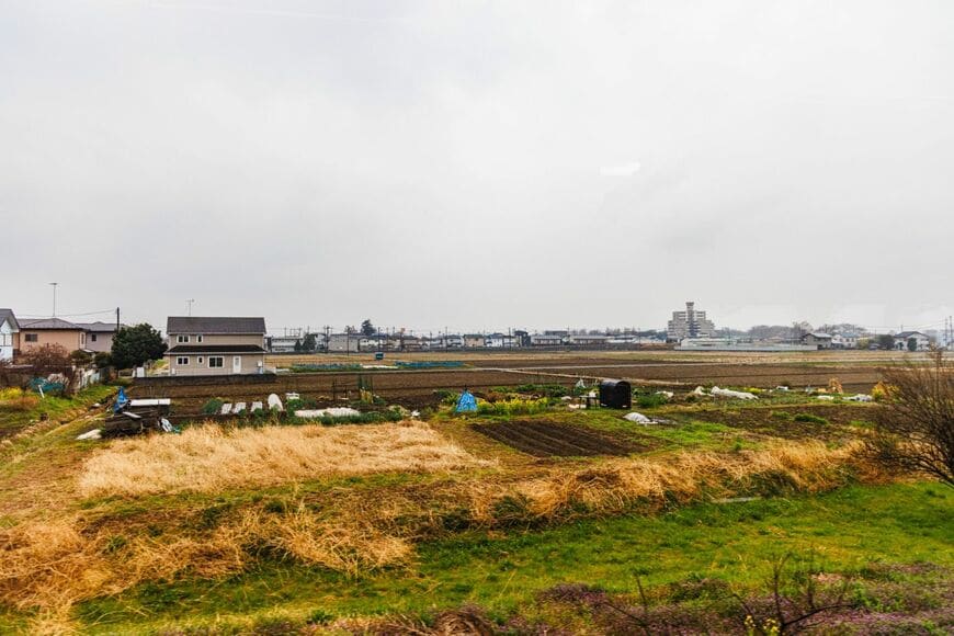 川越市―霞ケ関間の沿線風景。このあたりから車窓には田園地帯が目立ちはじめる（撮影：鼠入昌史）