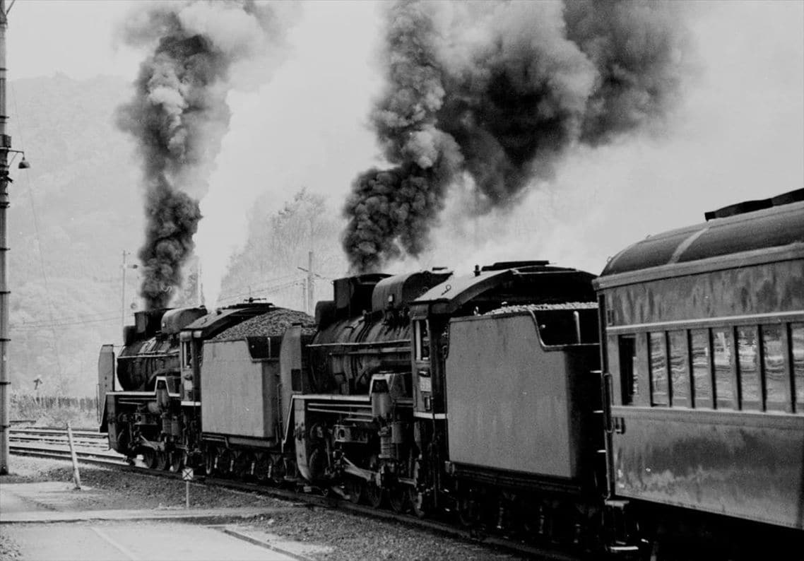 柘植駅を発車するD51形蒸気機関車の重連