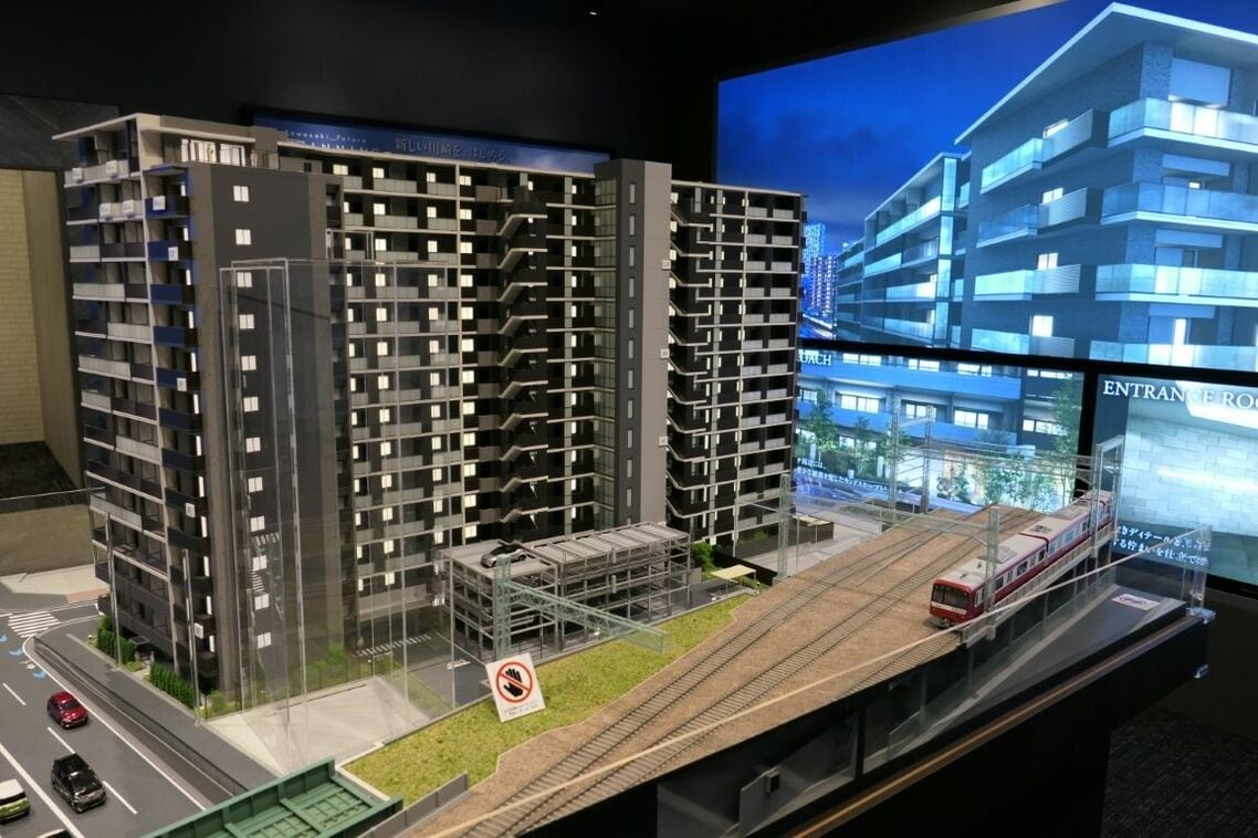 「プライム川崎」の模型。線路側から