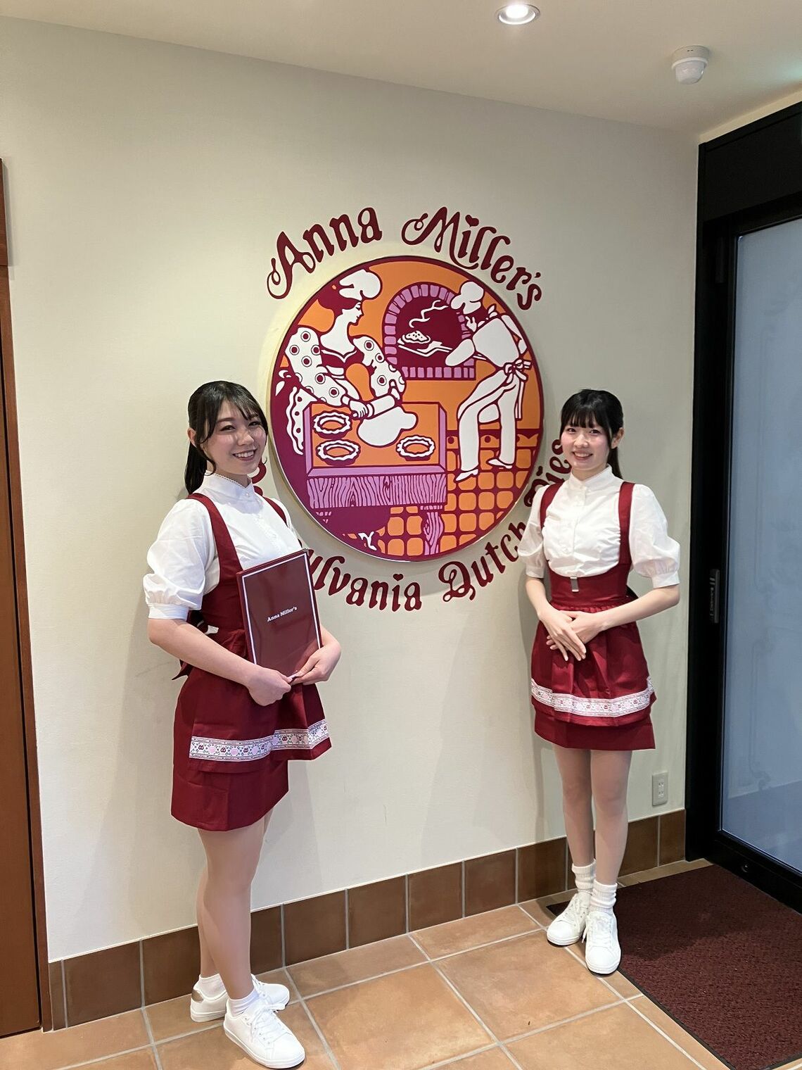 可愛らしい制服がアイコンのアンナミラーズ（写真：アンナミラーズ）