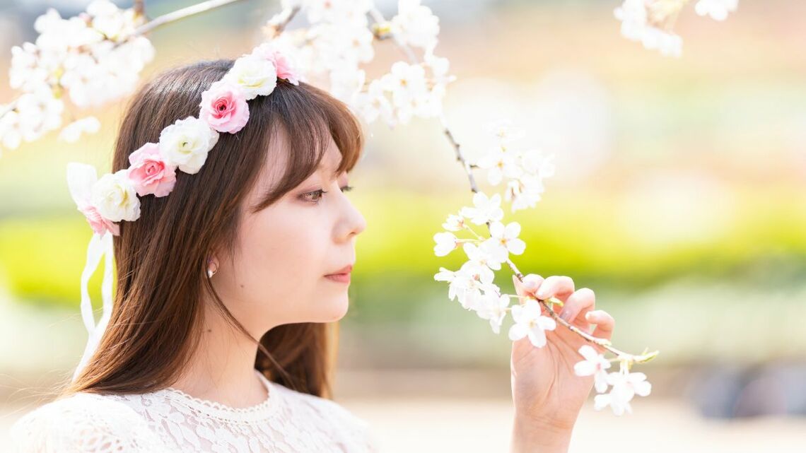 花の命は短くて? 結婚を急ぐ20代女性がじわり増加中。その背景にある事情とは?(写真:ABC/PIXTA)
