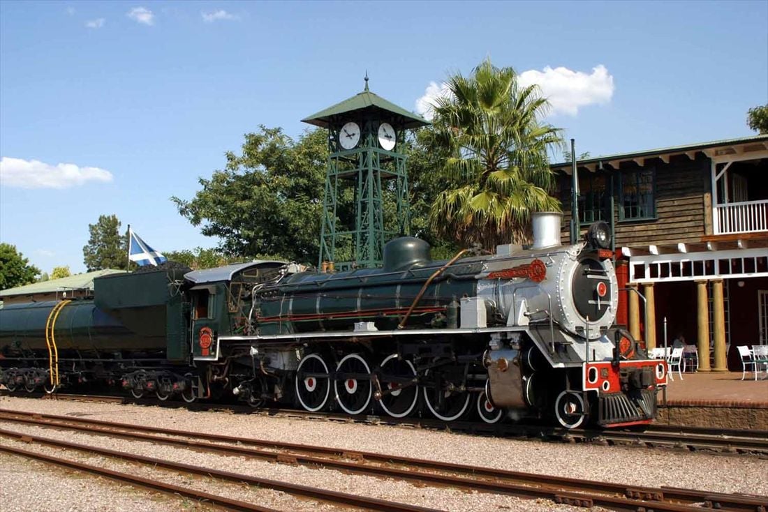 南アの超豪華列車「ロボスレイル」始発駅からは蒸気機関車が牽引する（筆者撮影）