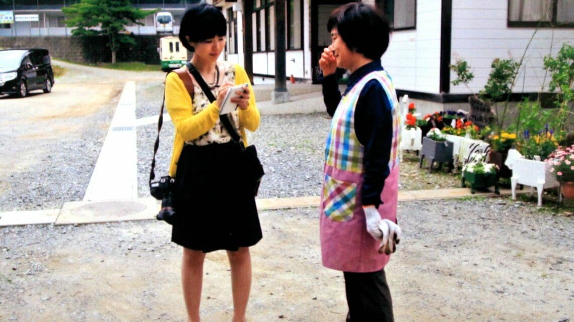 地域の人たちに取材する鈴木英里さん