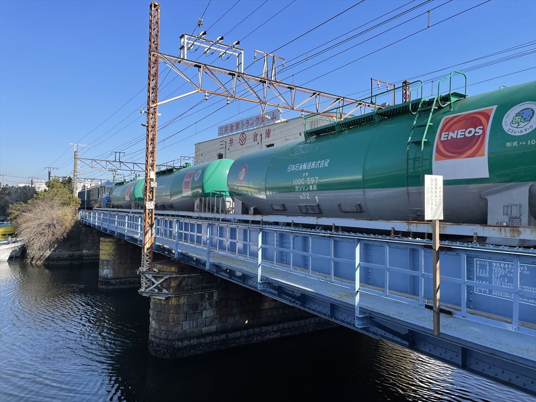 高島線の石油タンク列車