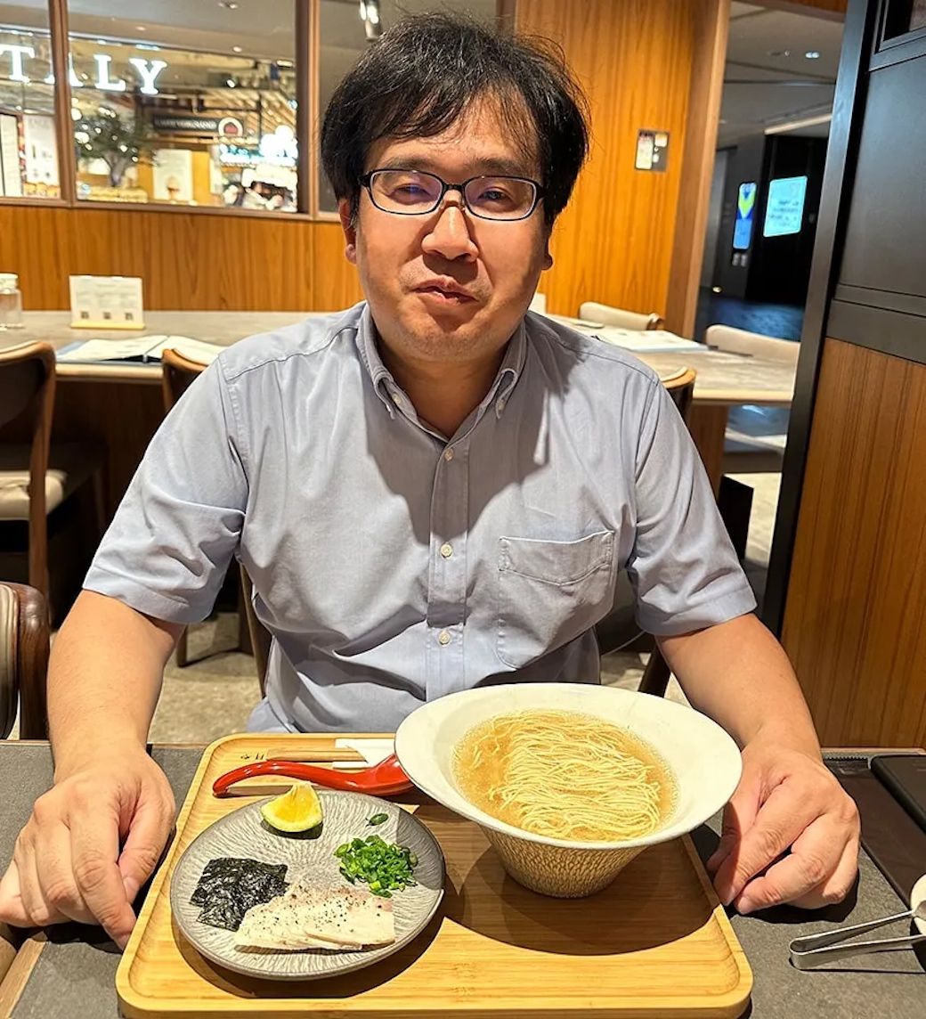 かずあっきぃ（通称・ラーメン官僚）●本職は官僚。大学時よりラーメンの食べ歩きを始める。「COWCOWのまるまるラーメン最前線」（BSフジ）、「食楽web」をはじめ、あらゆるメディアでラーメン連載を担当している。年間700杯食べる秘訣は「ラーメン以外を食べないこと」