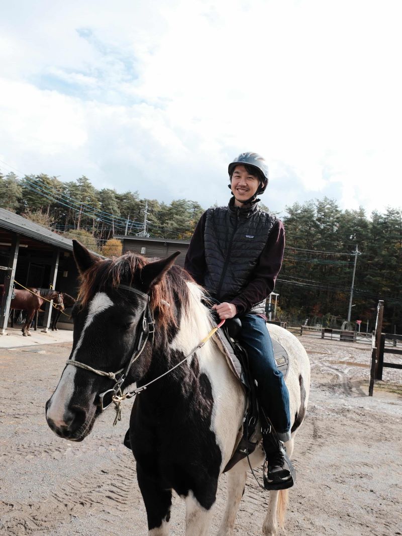 栗原慎吾（くりはら しんご）／POPER代表取締役CEO。1983年埼玉県さいたま市（旧与野市）生まれ。明治大学経営学部卒業後、住友スリーエム（現：スリーエム ジャパン）に入社する。歯科用製品事業部に配属され、2010年にはグローバルマーケティングアワードを受賞。その後ソウルドアウトに入社し、Webマーケティングを担当。2012年、友人に誘われ塾の共同経営者として参画し、経営から講師まであらゆる業務を経験。当初20名ほどの生徒数を60名にまで増加させる。塾業界のシステム化を進めるべく、2015年にPOPERを設立し、現職。2022年、東証グロース市場に上場（写真：栗原慎吾）