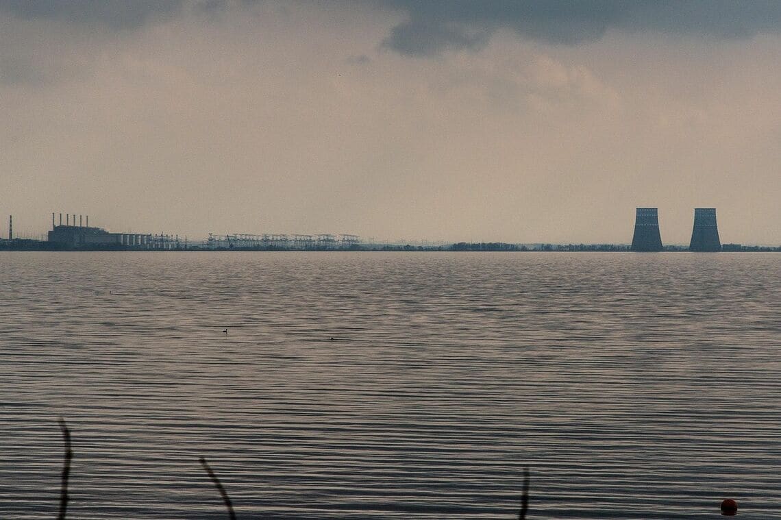 3月4日にロシア軍の砲撃を受けたザポリージャ原発。左端に6機の原子炉建屋と排気塔が見える。ドニプロ川の対岸より（撮影 4月15日）