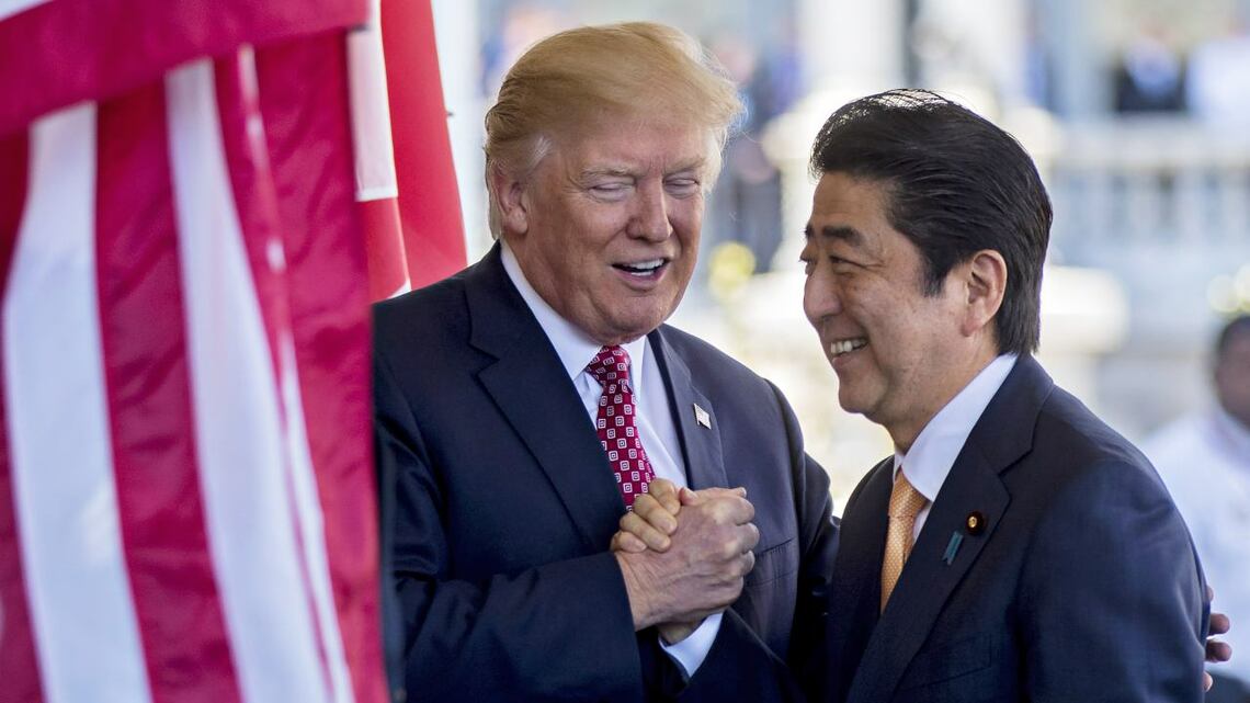 トランプ大統領(左)は追加関税の発表に際して、故・安倍元首相(右)の名前を連呼。そこに関税問題を解決するヒントが隠されているかもしれない(写真:ブルームバーグ)