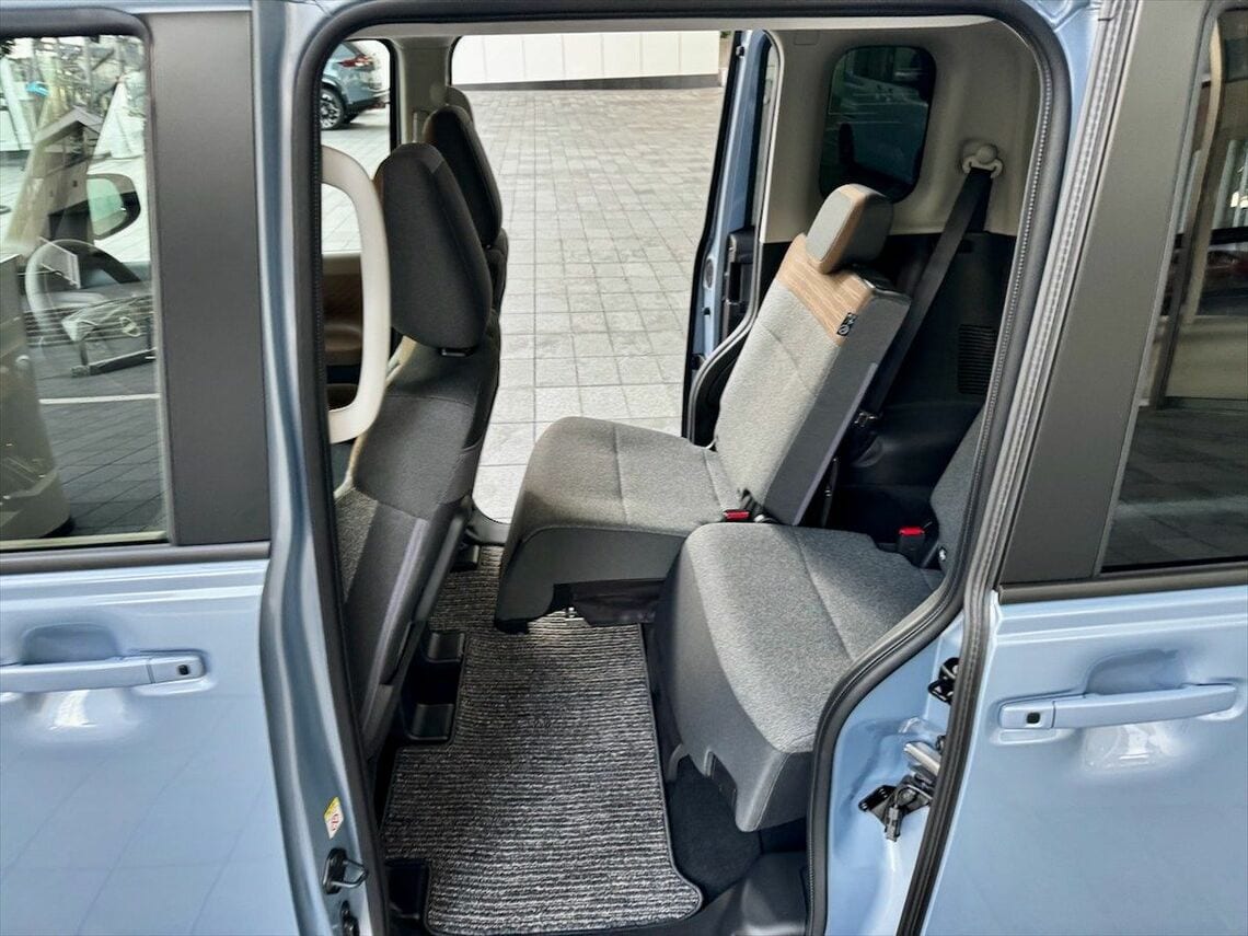 大きく前後にスライドするリアシート（筆者撮影）