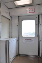3号車のデッキ。左側の窪んだ部分には