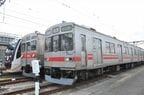 最新鋭の6020系（左奥）、8500系（中央）と並ぶ