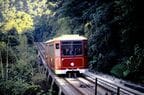 1989年導入のエンジ色をしたピークトラムの車両