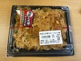 三元豚のロースカツ重は税込430円。コンビニに比べて価格が抑えられているのが特徴だ（筆者撮影）