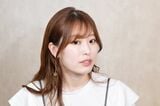 前髪のセットの仕方を解説するAYAMARさん