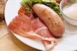 ソーセージも生ハムも食べられる、豪華な朝食プレート（筆者撮影）